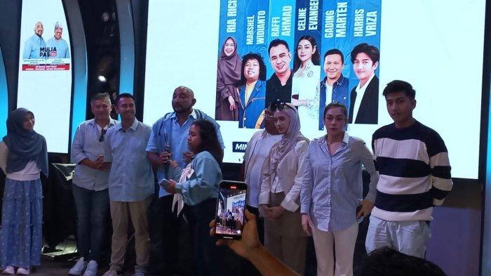 DIDUKUNG ARTIS - Raffi Ahmad dan rombongan influencer datang ke Bali memberi dukungan kepada Mulia-PAS di Denpasar, Minggu (17/11).