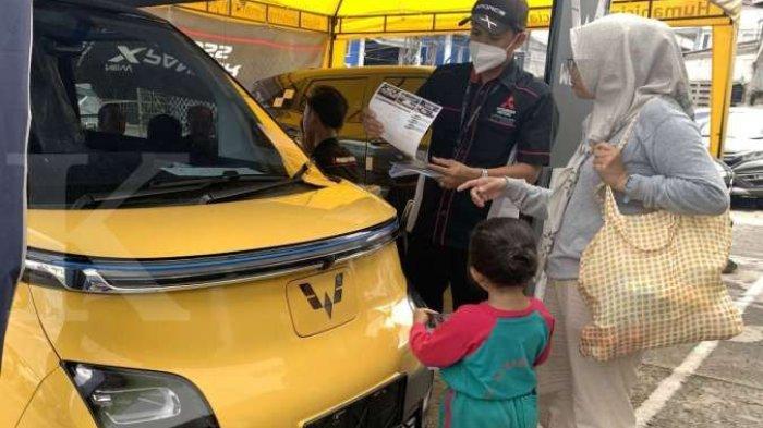 MOBIL LISTRIK - Penjualan mobil listrik di Tangerang Selatan, Banten, belum lama ini. Industri multifinance optimistis pembiayaan kendaraan listrik tahun 2024 akan terus meningkat, seiring berkembangnya teknologi dan penerimaan masyarakat akan kendaraan ramah lingkungan.
