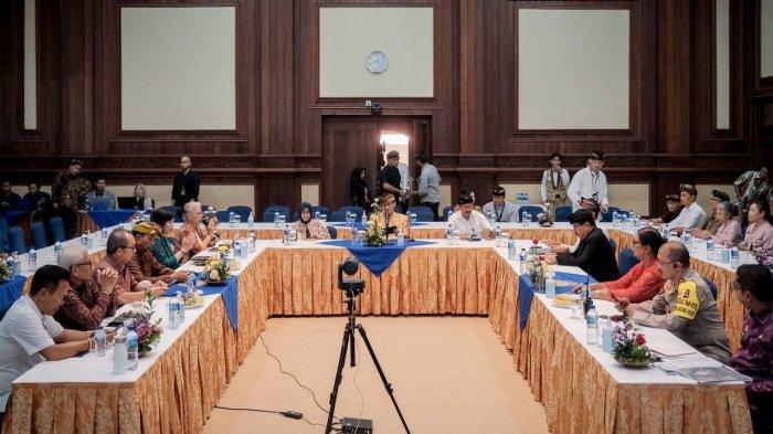 Menteri Pariwisata dan Ekonomi Kreatif (Menparekraf) Sandiaga Salahuddin Uno, mengundang para pemangku kepentingan pariwisata dan ekonomi kreatif di Bali untuk membahas berbagai isu terkini dan menghadirkan solusi bersama guna memastikan pariwisata Bali semakin berkualitas dan berkelanjutan.