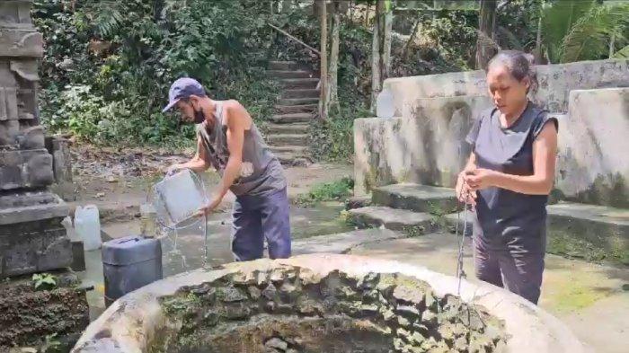 Warga mencari air bersih di sumur tua yang lokasinya berada di perbatasan Desa Dawan Kaler dan Desa Besan, Klungkung.