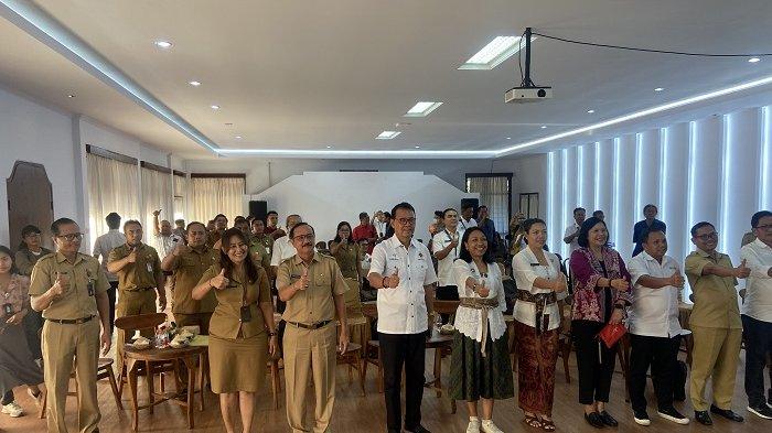 SOSIALISASI - Acara sosialisasi kebijakan Peraturan Daerah (Perda) Provinsi Bali Nomor 6 Tahun 2023 tentang Pungutan bagi Wisatawan Asing di kantor Dinas Pariwisata (Dispar) Provinsi Bali di Denpasar, Senin (25/9). Pungutan bagi wisatawan asing mulai berlaku 14 Februari 2024.