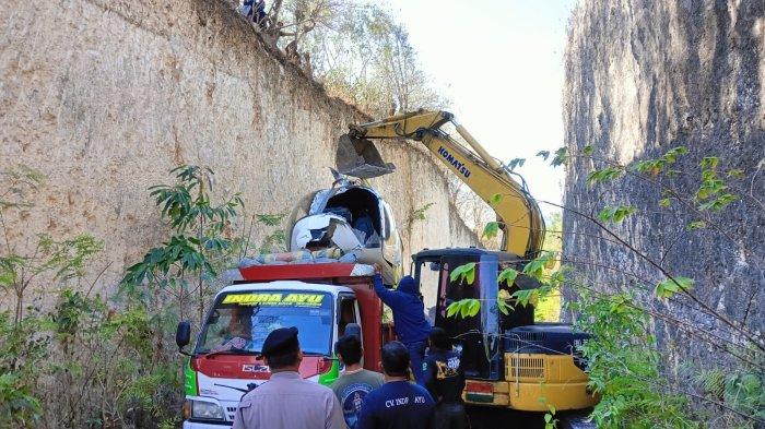 Evakuasi - Bangkai helikopter registrasi PK-WSP yang telah berhasil dinaikkan ke atas truk.