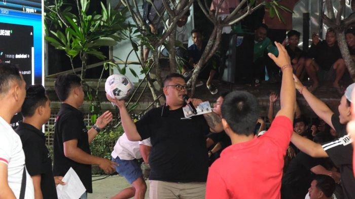 Paslon Mulia-PAS menggelar acara nobar Indonesia vs Bahrain di Rumah Pemenangan Renon.