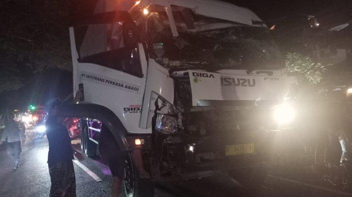 KECELAKAAN BERUNTUN : Situasi di TKP pasca lakalantas beruntun yang mengakibatkan satu orang meninggal dunia di jalur tengkorak Jalan Raya Denpasar-Gilimanuk wilayah Desa Candikusuma, Kecamatan Melaya, Jembrana, Rabu (18/12).