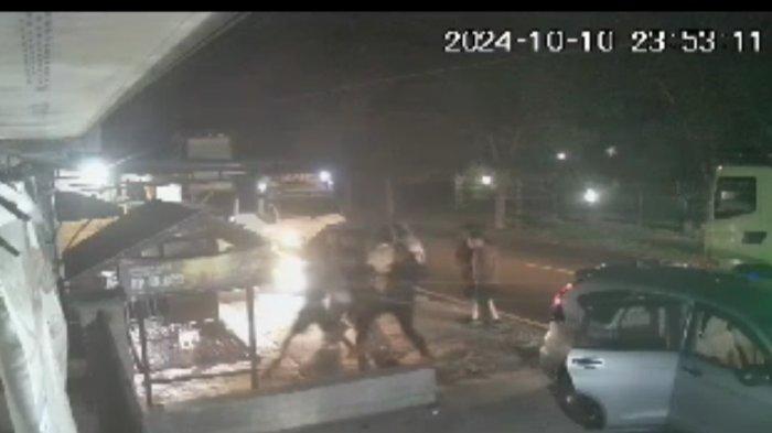 Salah satu tangkap layar CCTV yang memperlihatkan sejumlah orang melakukan pengeroyokan terhadap sopir truk di pinggir jalan raya Denpasar-Gilimanuk wilayah Desa Candikusuma, Kecamatan Melaya, Jembrana, Kamis 10 Oktober 2024 malam.