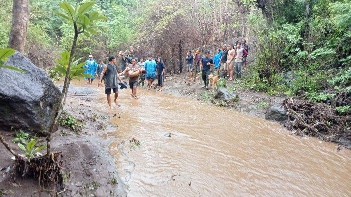 Anak berusia 10 tahun, Kadek Garda Armed (10) terbawa arus sungai di Desa Songan A, Bangli ditemukan meninggal di Desa Tianyar Barat Karanagsem, Rabu (11/12/2024).