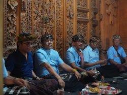 Paslon Suyadinata saat bertatap muka dengan relawan di Desa Cemagi, Mengwi pada Kamis 10 Oktober 2024.
