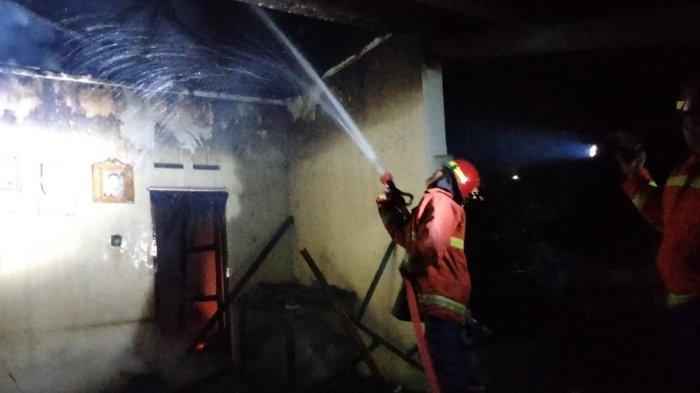 Petugas Pemadam Kebakaran (Damkar) dibantu warga sekitar memadamkan kobaran api yang membakar rumah warga di Desa Tumbu, Kec. Karangasem, Sabtu (11/5/2024) malam hari.