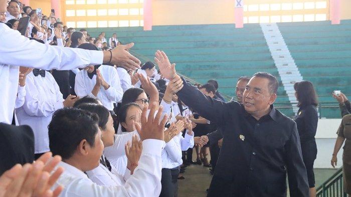 Suasana pelantikan tenaga PPPK formasi tahun 2023 di GOR Kresna Jvara Jembrana, Selasa 30 April 2024.