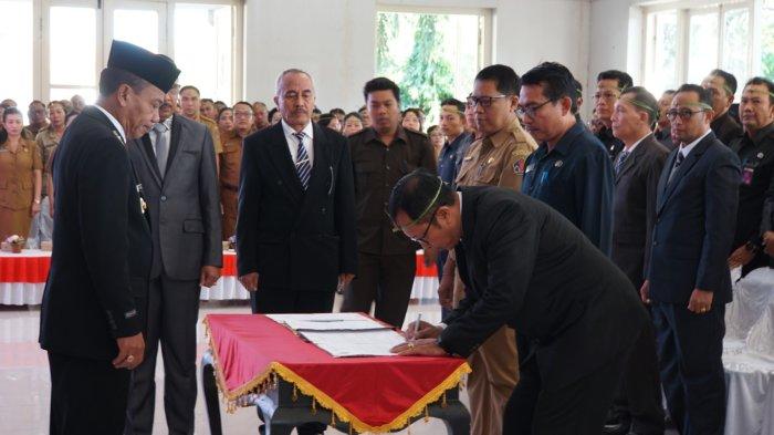Ratu Ayu Astri Desiani/ Pj Bupati Buleleng Ketut Lihadnyana saat melantik enam melantik dan mengambil sumpah enam pejabat pimpinan tinggi pratama, Jumat (21/6).