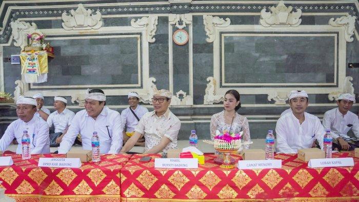 Wabup Ketut Suiasa saat menghadiri upacara Melaspas Alit di Pura Giria Buncing, Desa Adat Kapal, Kecamatan Mengwi, Badung, Rabu (26/6).