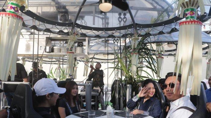 PERESMIAN - Pemandangan platform Lounge In The Sky Bali di atas ketinggian 35 meter di Seminyak Badung, Rabu (26/6). INZET: Titiek Soeharto hadiri peresmian Lounge In The Sky Bali dan mencoba langsung pengalaman makan di sana.