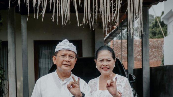 Coblos - Pasangan calon Bupati dan Wakil Bupati Buleleng, I Nyoman Sutjidra dan Gede Supriatna, menggunakan hak pilihnya, mencoblos di kampung halaman masing-masing, Rabu (27/11).