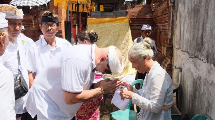 Calon Gubernur dan Wakil Gubernur Bali Made Muliawan Arya (De Gadjah) dan Putu Agus Suradnyana (PAS) atau paslon Mulia-PAS menunjukkan komitmennya terhadap penguatan lembaga-lembaga adat Bali dalam janji kampanyenya.
Dimana, Mulia-PAS menyiapkan anggaran yakni mulai dari Rp600 juta untuk setiap desa adat di Bali.