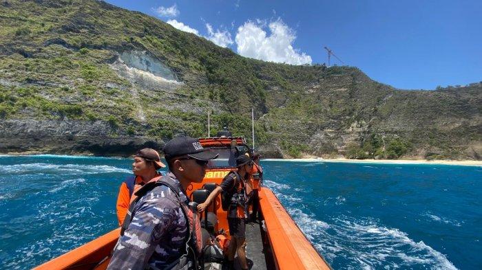 PENCARIAN – Tim Basarnas melakukan pencarian seorang siswa asal Sumedang, Jawa Barat, Kaisar Akira Ayman yang hilang terseret ombak saat berwisata di Pantai Kelingking, Kecamatan Nusa Penida, Rabu (30/10). Hingga petang kemarin, pencarian masih nihil dan akan dilanjutkan pada hari ini.
