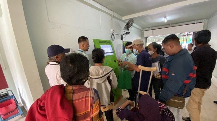 Antrean pasien BPJS di Loket Pendaftaran Poliklinik RSUP Prof Ngoerah, Rabu, 24 April 2024.