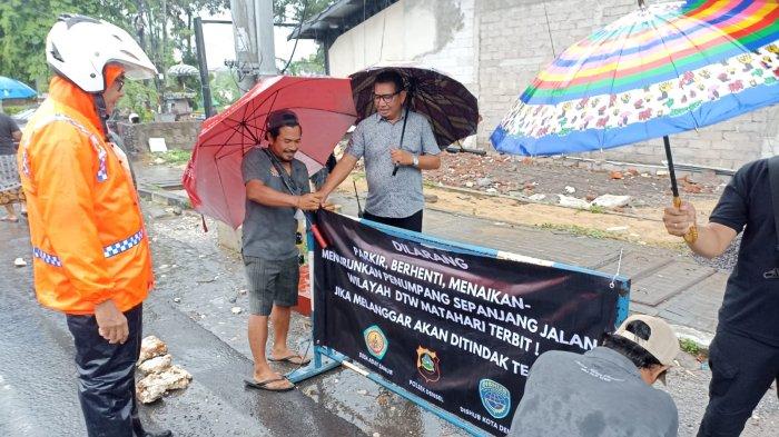 Tim gabungan dari berbagai unsur melakukan penertiban parkir liar di Jalan Bypass Ngurah Rai kawasan Pelabuhan Sanur, Denpasar. Penertiban ini digelar pada Senin, (16/12) kemarin saat hujan lebat.