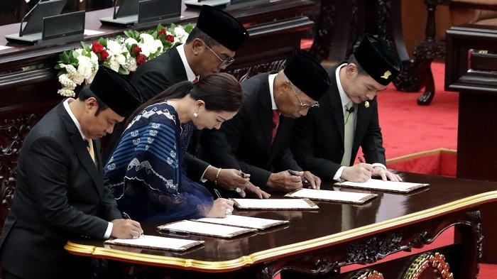 PELANTIKAN - Anggota DPD RI Dapil Bali, Ni Luh Putu Ary Pertami Djelantik saat menandatangani berkas dalam acara pelantikan di Gedung Nusantara MPR/DPR/DPD RI, Senayan, Jakarta, Selasa (1/10). Ada sebanyak 580 anggota DPR RI dan 152 anggota DPD RI periode 2024-2029, yang dilantik. Dari jumlah tersebut, 13 berasal dari Bali. Rinciannya sembilan DPR RI dan empat DPD RI.