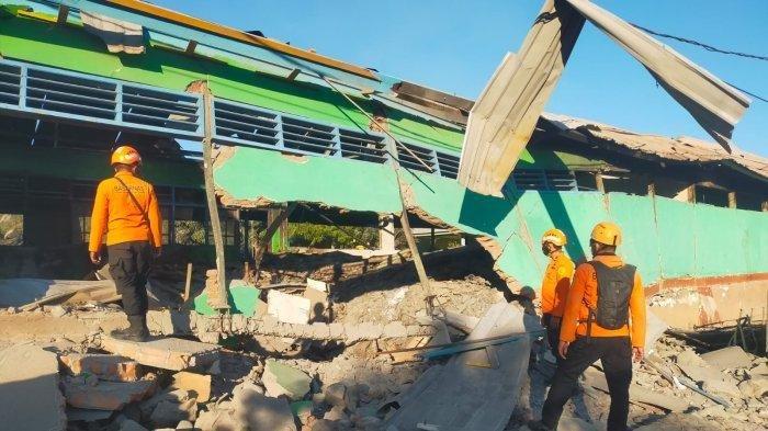 PENCARIAN - Tim SAR Gabungan mencari masyarakat yang terdampak letusan Gunung Lewotobi Laki-laki, Selasa (5/11). Petugas melakukan penyisiran untuk memastikan ada atau tidaknya korban.