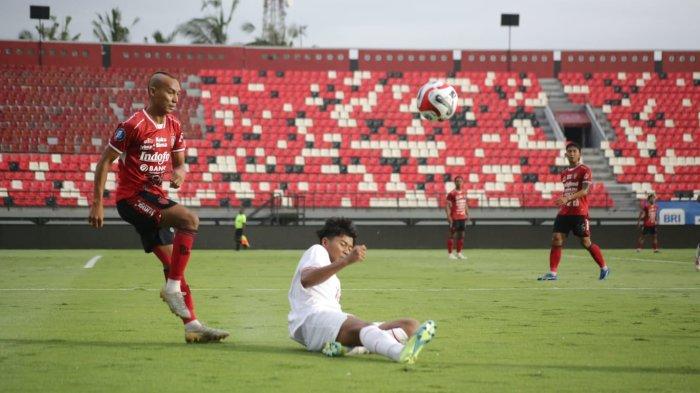 Uji coba antara Timnas Indonesia dengan Bali United.