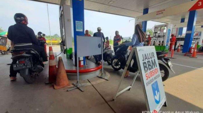 ISI BBM - Pengendara mengisi bahan bakar minyak (BBM) jenis pertalite di spbu pertamina Parigi, Tangerang Selatan, Banten, baru-baru ini. Pertamina bakal memperketat penyaluran Jenis BBM Khusus Penugasan (JBKP) Pertalite di sejumlah SPBU.