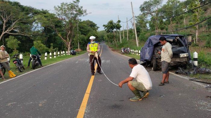 Polsek Gerokgak saat melakukan olah TKP pasca peristiwa kecelakaan. Kamis (19/12/2024).