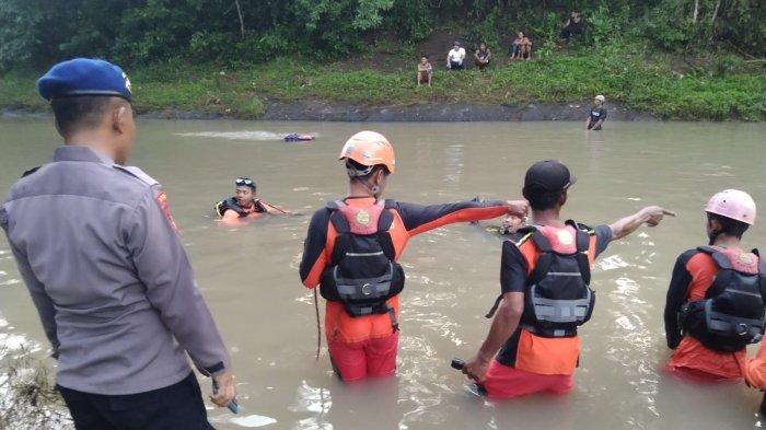 PENCARIAN – Suasana saat petugas SAR gabungan melakukan pencarian Yusuf Maulana (13), warga Candikusuma, Jembrana yang tenggelam di Tukad Aya, Kecamatan Melaya, Kabupaten Jembrana, Sabtu (27/4).