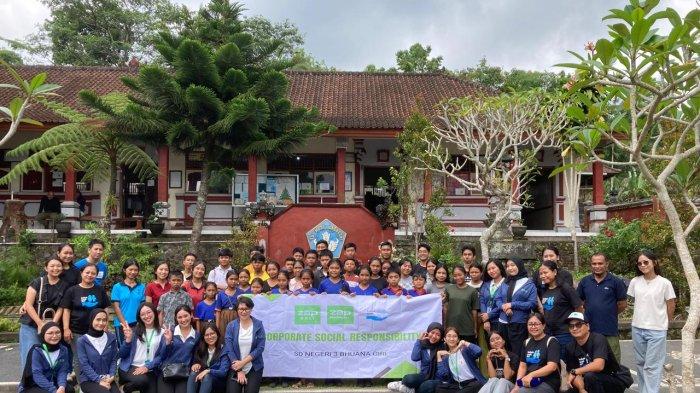 POSE BERSAMA - Segenap perwakilan managemen ZAP Clinic, baik ZAP Clinic Bali Dewi Sri dan ZAP Clinic Bali Renon, hadir ke SD Negeri 3 Bhuana Giri, Karangasem. Bersama Komunitas Kakak Asuh.