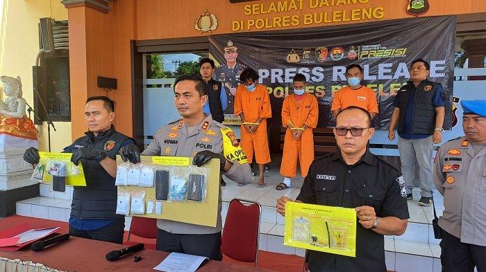 BARANG BUKTI - Kapolres Buleleng AKBP Ida Bagus Widwan Sutadi menunjukkan barang bukti tersangka PAS saat konferensi pers di Mapolres Buleleng, Jumat (9/8).