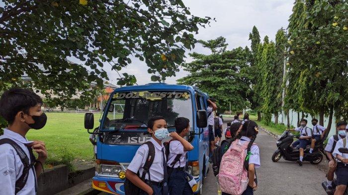 GRATIS – Para siswa berkumpul di sekitar angkutan siswa gratis di Klungkung kemarin.