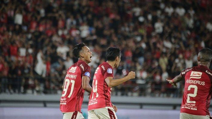 Salah satu pemain yang berkontribusi banyak adalah M Rahmat. Winger senior ini bahkan dipercaya sebagai kapten sejak babak pertama oleh Pelatih Bali United Stefano Cugurra Teco.