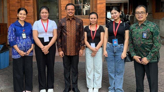 PEKERJA MIGRAN - Sekda Provinsi Bali, Dewa Made Indra ikut menjemput tiga pekerja migran asal Bali yang berhasil dipulangkan dari Lebanon, Selasa (8/10). Dewa Indra menyampaikan eskalasi konflik di Timur Tengah memaksa pemerintah untuk mengambil langkah-langkah evakuasi.