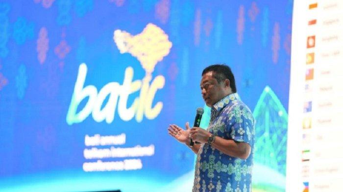 Direktur Utama Telkom, Ririek Adriansyah, memberikan opening speech saat pembukaan BATIC 2024 di Mangupura Hall, The Westin Nusa Dua Resort, Rabu (28/8/2024).