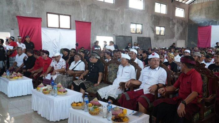 Ratusan warga Kecamatan Busungbiu tumpah ruah di wantilan Desa Dapdap, dan nyatakan komitmen sanggup menang kan paslon Cagub Bali nomor 2 Wayan Koster dan wakilnya Giri Prasta, serta Cabup Buleleng nomor 2 Sudjitra dan Wakilnya Gede Supriatna , Minggu 29 September 2024.