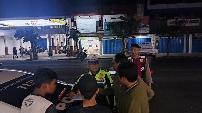 OPERASI - Petugas Satlantas Polres Jembrana saat melakukan operasi dan menemukan pengendara tanpa menggunakan helm melintas di Jalan Ngurah Rai Kota Negara, Kabupaten Jembrana, Sabtu (20/7). Sebanyak 197 pelanggar lalu lintas diberikan tindakan tilang selama tujuh hari Operasi Patuh Agung 2024 di wilayah hukum Kabupaten Jembrana.