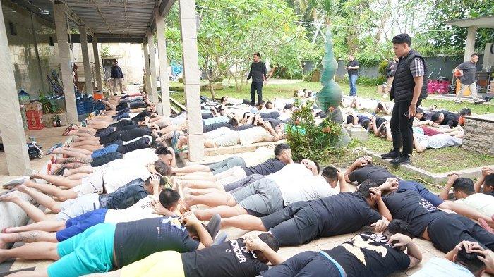 DIBEKUK - Direktorat Pengawasan dan Penindakan Keimigrasian melalui operasi Bali Becik membekuk 103 WNA yang diduga melakukan kejahatan cyber di sebuah vila di Kecamatan Marga, Kabupaten Tabanan, Bali, Rabu (26/6).
