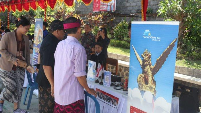 JOB FAIR – Suasana Job Fair & Exhibition 2024 di SMK Negeri 1 Sukasada pada Kamis (19/9). Kegiatan bursa kerja ini berkolaborasi dengan puluhan perusahaan dan LPK.