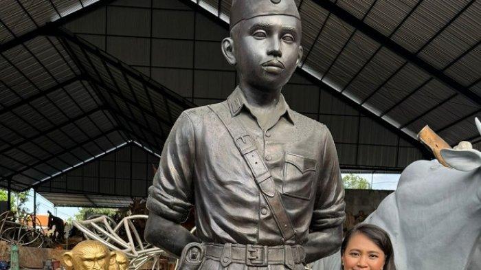 I Gusti Ayu Agung Inda Trimafo Yudha saat berdiri di patung kakeknya, pahlawan nasional I Gusti Ngurah Rai.