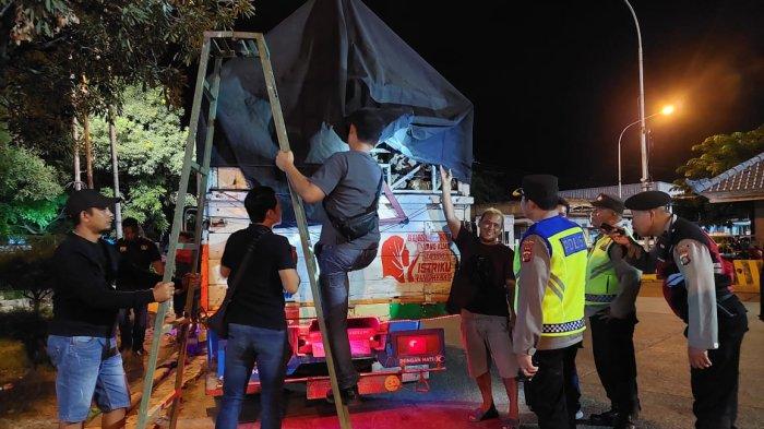 PEMERIKSAAN - Petugas gabungan memeriksa barang, orang dan kendaraan di Pelabuhan Gilimanuk, Jembrana, Senin (6/5). Dalam pemeriksaan, petugas menggunakan metal detector, mirror detector hingga anjing pelacak K9. Kegiatan sebagai bentuk antisipasi gangguan keamanan menjelang pelaksanaan WWF ke-10 di Bali mulai pekan depan.