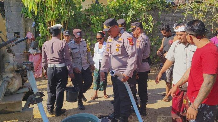 Kepolisian Sektor (Polsek) Kubu distribusikan air bersih, Selasa (22/8/2023) pagi. Daerah yang disisir yakni Br. Munti Gunung Tengah dan Munti Gunung Induk, Tianyar Barat, Kecamatan Kubu.