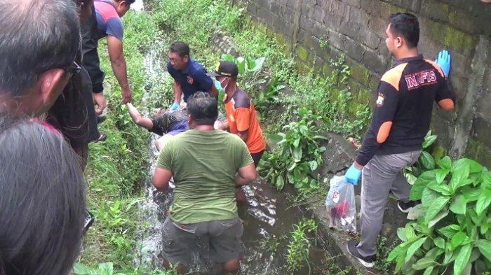 Suasana saat polisi melakukan identifikasi dan olah TKP, di saluran irigasi wilayah Banjar Tengah, Desa Yeh Kuning, Kecamatan Jembrana, Bali, Selasa 10 Desember 2024.