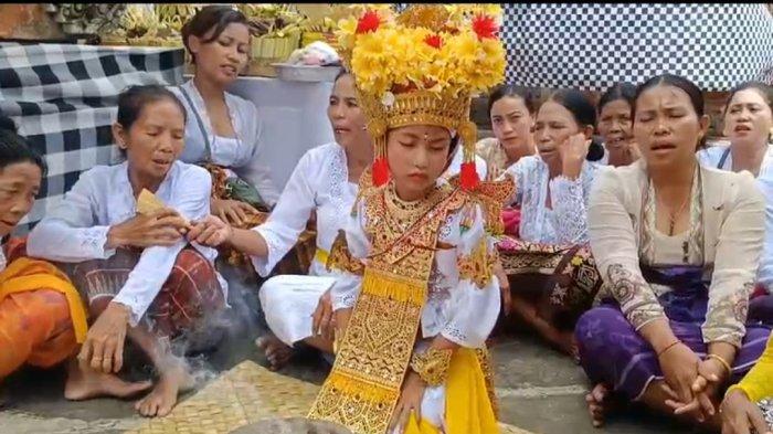 Tarian Sanghyang Dedari yang kembali dibangkitkan di Banjar Behu, Kecamatan Nusa Penida, Rabu (8/5/2024) lalu.