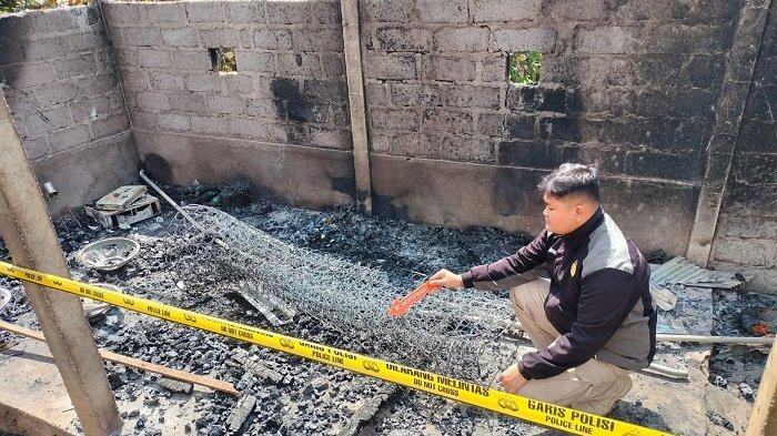 OLAH TKP - Polisi melakukan olah TKP terkait kasus pembakaran rumah di Desa Tianyar Tengah, Kecamatan Kubu, Minggu (7/7).
