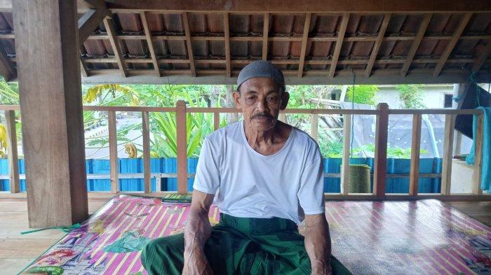 Amsane, calon Jamaah Haji asal Banjar Ujung Pesisir, Desa Tumbu, Karangasem terlihat bahagia.
Raut wajahnya ceria. Pria berusia 79 tahun itu, bersyukur usai mendapatkan panggilan menjalankan ibadah haji ke Kota Mekkah, Arab Saudi pada 2024.