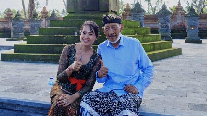 I Gusti Ngurah Gede Yudana (kanan) putra tertua mendiang I Gusti Ngurah Rai, dan Inda Trimafo (kiri) saat duduk di depan monumen patung Gusti Ngurah Rai di Carangsari.