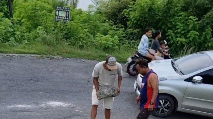 PERBAIKAN SWADAYA - Para pelaku pariwisata di Nusa Penida menambal jalan rusak secara mandiri, beberapa waktu lalu.