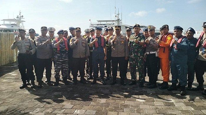 Untuk mengantisipasi kontijensi dan bencana alam pada musim cuaca ekstrem di wilayah hukum Polsek Pelabuhan Benoa, Kapolsek Benoa menggelar apel kesiapsiagaan penanganan kontijensi dan bencana alam.
Apel Kesiapsiagaan ini menindaklanjuti perintah langsung Kapolresta Denpasar, KBP Bambang Yugo Pamungkas, yang digelar di dermaga pasiran Pelabuhan Benoa pada Selasa, 4 Juli 2023.