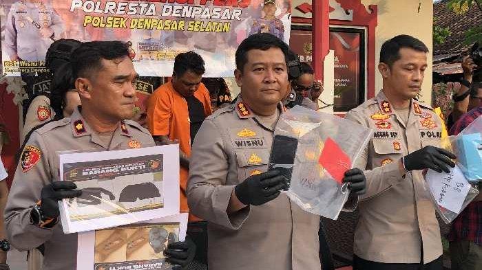 Kapolresta Denpasar menunjukkan sejumlah barang bukti yang diamankan dari tersangka Agus Sugianto.