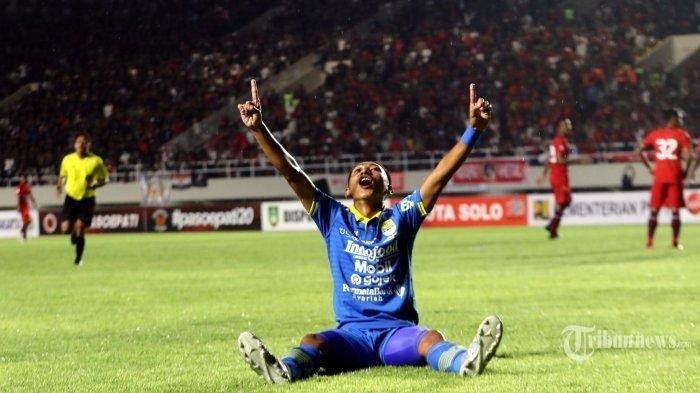Pemain Persib Bandung Beckham Putra melakukan selebrasi usai membobol gawang Persis Solo saat laga uji coba di Stadion Manahan, Kota Solo, Jawa Tengah, Sabtu (15/2/2020). Persib Bandung berhasil mengalahkan Persis Solo 2 gol tanpa balas.