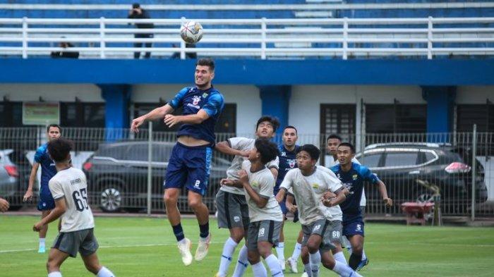 Aksi bek Persib Bandung Nick Kuipers yang berusaha menjangkau bola saat meangsungkan laga uji coba melawan Persib U-21 di Stadion Persib, Sidolig, Bandung, Jumat (9/6/2023) jelang Liga 1 2023-2024.